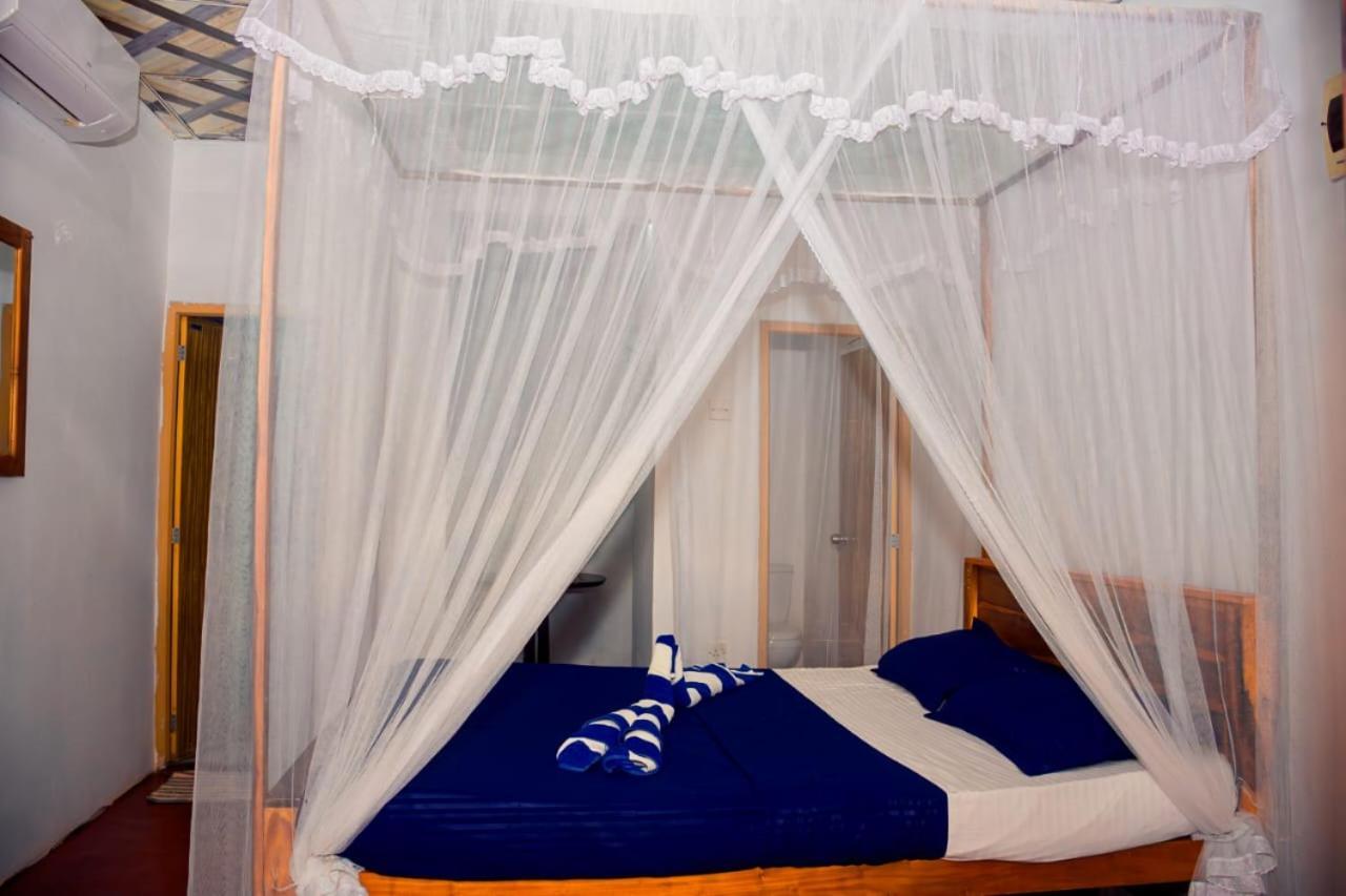 Thatched Villa Tangalle Room photo